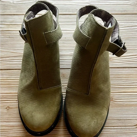 Chaco Olive Slingback Clog Sandals | Studded Wood Heel | Size 10.5 | Like New - Picture 3 of 5